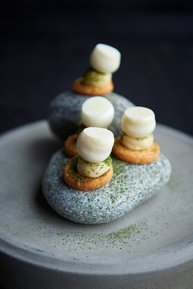 Cracker with goat’s cheese, cream of goat’s cheese and a meringue of Old Gueuze Cuvée René